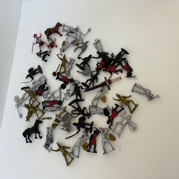 1990's era plastic toy Romans and Medieval toy soldiers - Picture 2 of 9